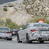 BMW M3セダン（奥）＆M4クーペ（手前）新型プロトタイプ（スクープ写真）