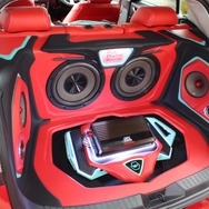 ラゲッジにはFDSのサブウーファー×2発とパワーアンプ、外向きスピーカーなどをレイアウト。全面をカスタム処理する。