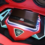 ラゲッジフロアにはMTXのパワーアンプ・XTHUNDER 125.4をインストール。積層したフロア処理がインストール上の見どころ。