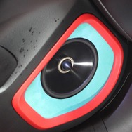 バッフル面にティファニーブルー、周囲にレッドのリム処理を施すドアのアウターバッフル。FDSのスピーカーも存在感を増す。