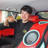 リアシートのセンターに新たなボックスを作ったオーナーの西川さん。オーディオカスタムもレベルは急上昇中だ。