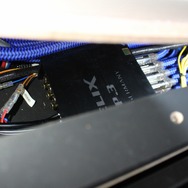 床下にはヘリックスのプロセッサーDSP.3をインストール。見せるユニットと隠すユニットのメリハリを付けている。