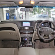 左右のツイーター＆ミッドレンジの取り付けは非対称デザインを採用。運転席で最良の特性を引き出すためのインストールだ。