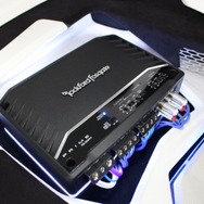 パワーアンプにはロックフォード・プライムのR2-300X4をチョイス。パネルを積層した複雑な構造でフロアから浮かび上がる。