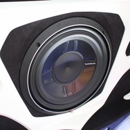 サブウーファーにはロックフォードのP3SD2-12をチョイス。白黒デザインの中に融合するように取り付けられている。