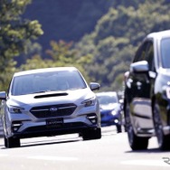 オプション装備される「渋滞時ハンズオフアシスト」でテストコース内走行する新型レヴォーグのプロトタイプ