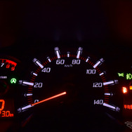 燃費は実測で20km/リットル弱。平地をおとなしく走ればもちろんもっと伸びるだろうが、タイヤの違いのためかノーマルよりかなり落ちた印象。