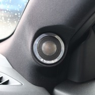 エグリ加工を施してトゥイーターをビルトインすることで音響特性を整えたAピラー。デザイン性も同時に高めた。