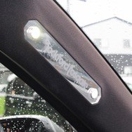 ロックフォードのブランドロゴを施したアクリルプレートでAピラーの上部をドレスアップするのもコクピットの見どころ。