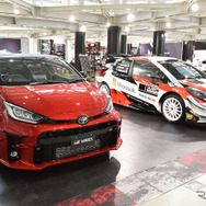 トヨタ GRヤリス RZ“High Performance”（左）とヤリスWRC