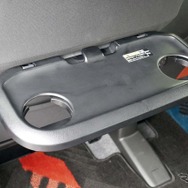 助手席側の背後には折りたたみ式のテーブルが装備される