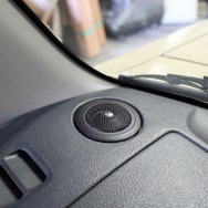 キッカーの中核モデルとして人気のKSS6704。トゥイーターはダッシュ上の純正位置にきれいにビルトインしてある。