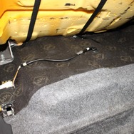 防振処理を各部に施してヤワなボディの軽自動車を補強するのもこのデモカーのポイント。フロアなどにも防振処理を実施した。