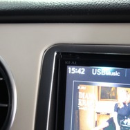 ナビの周辺部分にはシルバーのペイントを施す。インテリアの各部に用いたアルミ素材などのメタル感をここでも表現する。