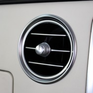 エアコンの吹き出し口にはメルセデス用のパーツを流用。丸型のスタイリッシュの形状でラパンのインテリアにもピタリと決まる。