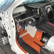 トーボードは輸出用PHEV車と共用。PHEVはボディ強化で使うが、こちらは静粛性向上