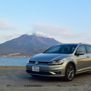 フォルクスワーゲン ゴルフ ヴァリアントTDI ハイライン。鹿児島の磯海水浴場にて。