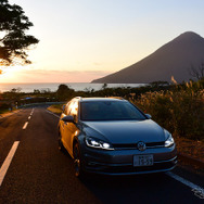 VW ゴルフ ヴァリアントTDI ハイラインマイスター。夕刻の薩摩半島南端を走行中。背後に見えるのは本土最南端の火山、開聞岳。