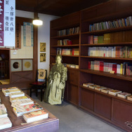 金子みすゞの実家、金子文英堂を再現した記念館。この奥には撮影不可の資料館がある。