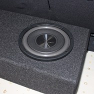 使用するユニットはFDSのZ25W。フルデジタルシステムの低音パートを担当する。薄型ボックスに収まる薄型デザインも特徴。