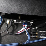 シート下にFDSのフルデジタルサウンドプロセッサーを設置。小型なので取り付け場所を選ばない。