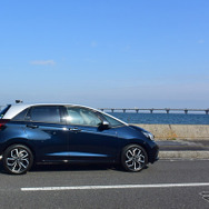 ホンダ フィット HOME。東京湾をバックに。