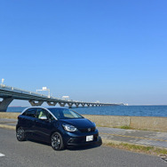 ホンダ フィット HOME。東京湾をバックに。