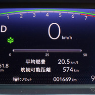 インパネはフル液晶。凝った表示は一切ないが、非常に見やすかった。