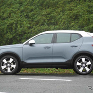 ボルボ XC40 B4モメンタム