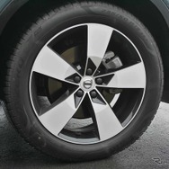 ボルボ XC40 B4モメンタム