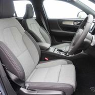 ボルボ XC40 B4モメンタム