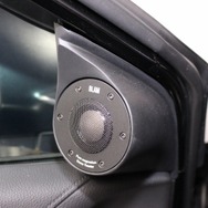 ツイーターはこのようにドアミア-裏にパネルを作り込んでスマートにビルトインしている。角度も計算されサウンド面も万全。