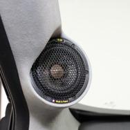 ミッドレンジはAピラーにインストール。そこそこの口径があるミッドレンジなのでピラーの加工もかなり大がかりとなった。