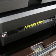下部にはグラウンドゼロの大型アンプであるGZCA 12.0Kをインストール。パワフルにサブウーファーをドライブする。