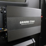 上部にはグラウンドゼロのGZIA 4115HPXをインストール。ブラックのフェイスパネルが漆黒のウォールに溶け込む。