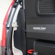 2台のGZIA 4115HPXをインストール。これらのパワーアンプは大径のフロントスピーカーをしっかり鳴らし切る狙いで導入された。