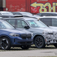 BMW X3 M40i 改良新型プロトタイプ（写真右）。左はX4のプロトタイプ