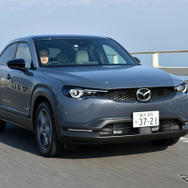 マツダ MX-30（ポリメタルグレー、メタリック＋3トーン、2WD）