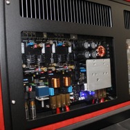 リアハッチを開けると目に飛び込んでくるのがアスパイア・プロDST。基板を見せつけるデザインでメカニカル感も満載。
