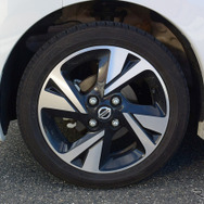 165/55R15サイズのダンロップ「エナセーブ EC300+」。メーカー指定の240kPa内圧ではハーシュネスが結構きついが、220kPaに落とすとかなり改善する。そのさいの燃費差はほとんどなかった。