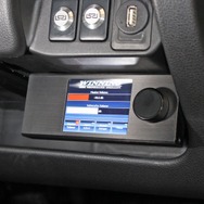 ダイレクターは使いやすいダッシュ脇にセット。上部に見えるのはレイヤードサウンドのスイッチ。前後別にシステムアップされる。