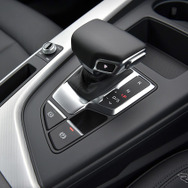 アウディ A4アバント 改良新型（35 TFSI Advanced）