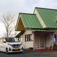 ゼロカフェから長門市に向けてしばらく走った油谷湾沿岸には古い喫茶店&ケーキ工房、ペパーミントがある。ここも隠れ絶景スポットである。
