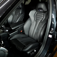 シート下のサブウーファーもフォーカル IFBMW-SUB.V2に換装されている