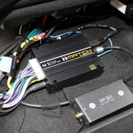 シート下にはヘリックスのDSPアンプであるM5 DSP MK2を取り付ける。コンパクトなボディで取り付け位置を選ばないのも魅力。