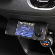 ダイレクターはダッシュの下部に取り付ける。操作性や視認性を考慮した取り付けでシンプルだが使い勝手が良い。