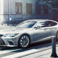 レクサス LS500h エグゼクティブ（銀影ラスター）