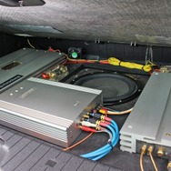 スペアタイヤスペースをうまく利用して多くのユニットを凝縮してインストール。大型アンプなどもうまく収めている。