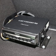 ラゲッジの片隅に設置されているのは6ディスクマルチプレイヤーのXDV-P70。CD／ＤＶＤチェンジャーとして活躍中だ。