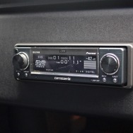 ヘッドユニットであるカロッツェリアXのRS-D7XIIIはグローブボックスにパネルを介して取り付ける独自のスタイル。